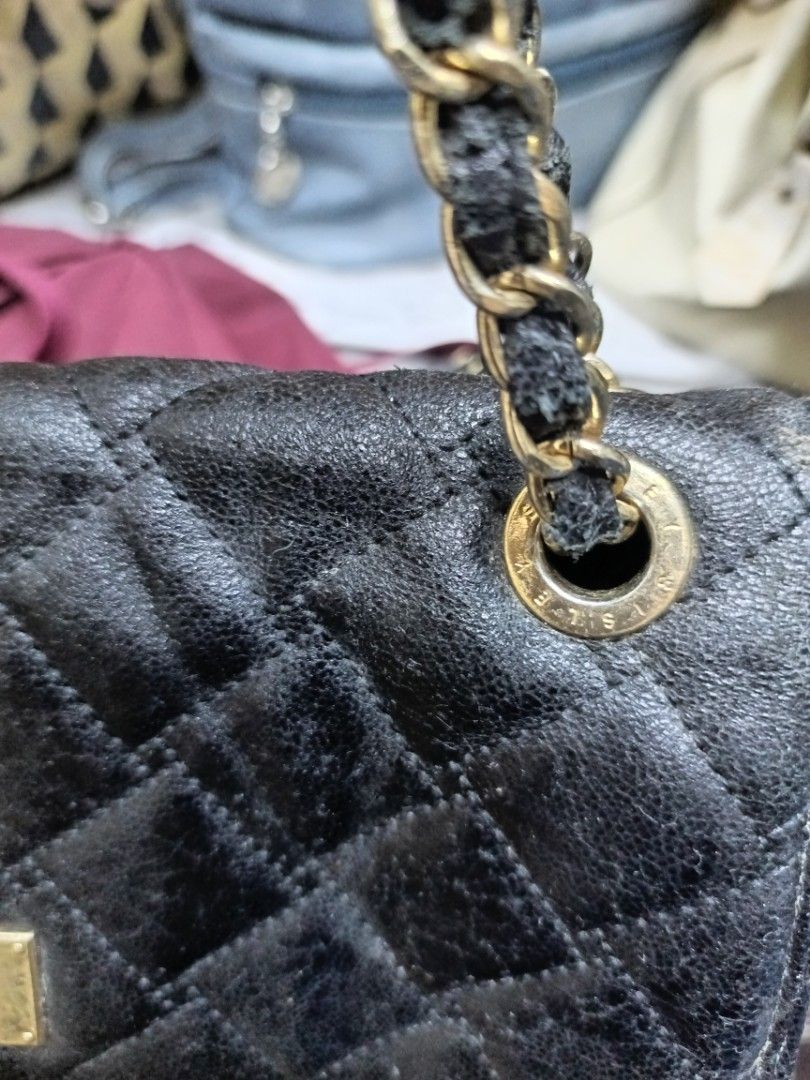 📌SOLD Sisley black quilted shoulder bag with chain strap (Category: Shoulder Bags) located in Manila. Submitted by del_thrifts03 (Listing ID 1466754943, Image 2). Description: - Authentic black quilted shoulder bag from Sisley - Elegant gold-tone chain strap woven with black leather - Secure flap front with a chic twist-lock closure - Signature black fabric lining with Sisley branding - Practical interior zip pocket to keep your essentials organ