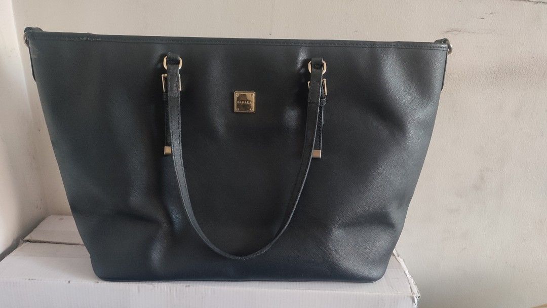 Sisley saffiano leather bag (Category: Shoulder Bags) located in Mandaluyong City. Submitted by purplefade99 (Listing ID 1466572092, Image 1). Description: Large black Sisley saffiano leather bag No sling Used for work a lot My mom is yearend decluttering. Buyer is preferably in Mandaluyong. Payment method: cash or GCash. Meetup or Angkas/Lalamove preferred.