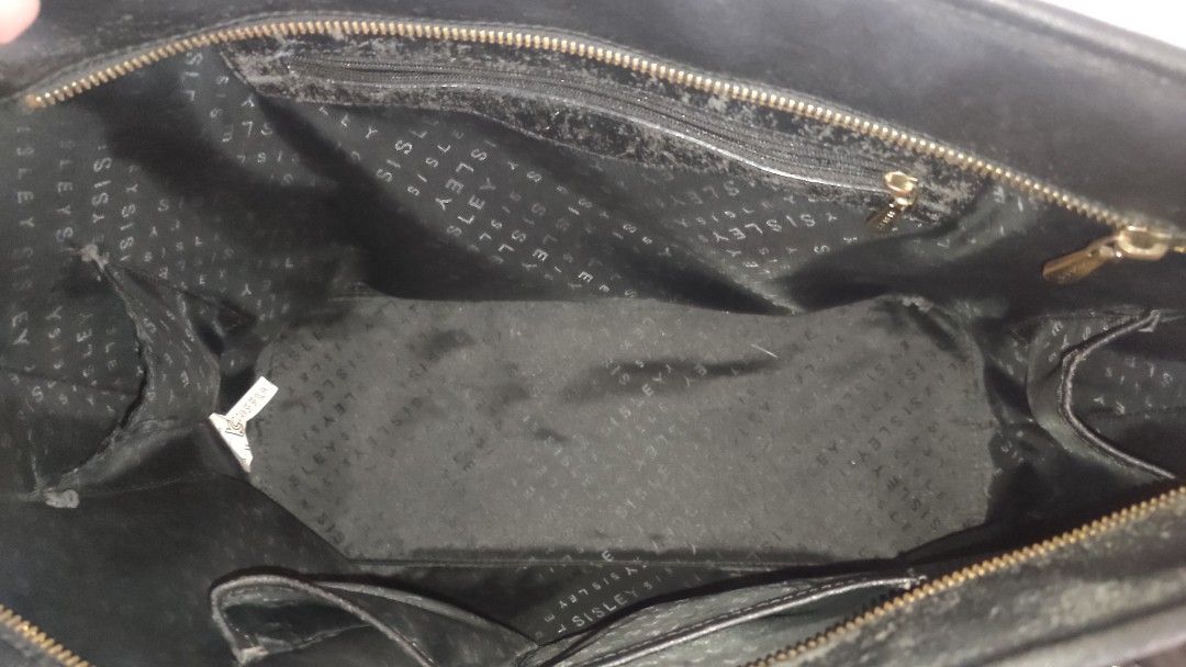 Sisley saffiano leather bag (Category: Shoulder Bags) located in Mandaluyong City. Submitted by purplefade99 (Listing ID 1466572092, Image 3). Description: Large black Sisley saffiano leather bag No sling Used for work a lot My mom is yearend decluttering. Buyer is preferably in Mandaluyong. Payment method: cash or GCash. Meetup or Angkas/Lalamove preferred.