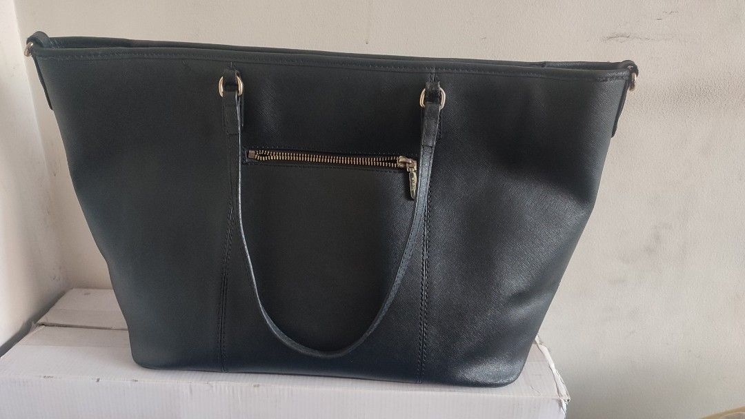 Sisley saffiano leather bag (Category: Shoulder Bags) located in Mandaluyong City. Submitted by purplefade99 (Listing ID 1466572092, Image 2). Description: Large black Sisley saffiano leather bag No sling Used for work a lot My mom is yearend decluttering. Buyer is preferably in Mandaluyong. Payment method: cash or GCash. Meetup or Angkas/Lalamove preferred.