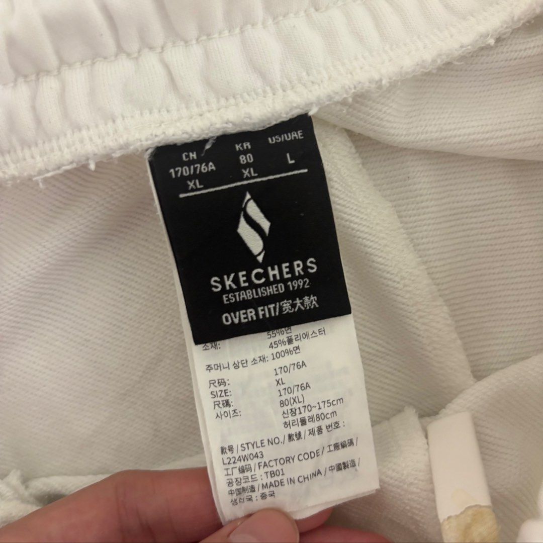 Skechers White XL Short Plus Size (Category: Shorts) located in Bulacan. Submitted by laleesa_ (Listing ID 1466764519, Image 2). Description: White na white ❤️ Oversized Fit Unisex 30-44 in waist 17.5 in length.