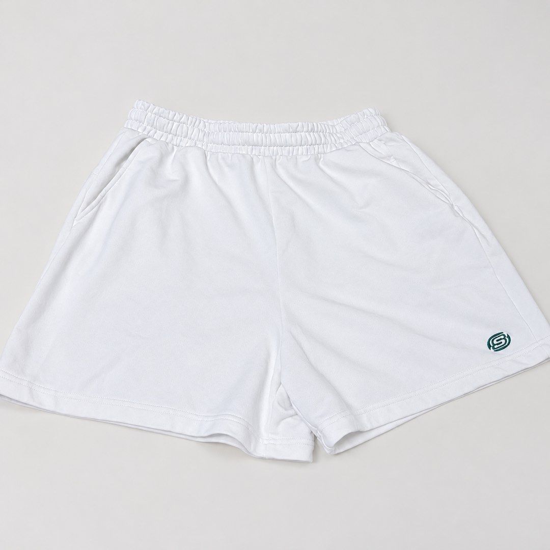 Skechers White XL Short Plus Size (Category: Shorts) located in Bulacan. Submitted by laleesa_ (Listing ID 1466764519, Image 1). Description: White na white ❤️ Oversized Fit Unisex 30-44 in waist 17.5 in length.