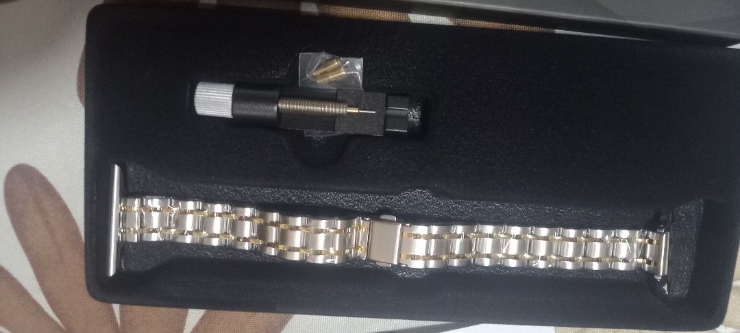 SMARTPGNE STAINLESS STEEL STRAP (Category: Wearables & Smart Watches) located in Manila. Submitted by fmpc7878 (Listing ID 1466621266, Image 3). Description: NEW HIGH QUALITY, COMPLETE.