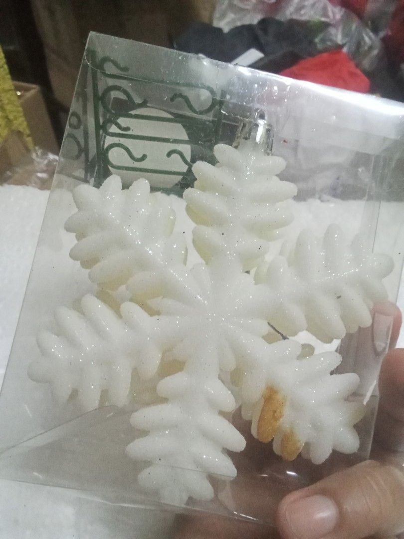 Snowflakes White (Category: Other Home Decor) located in Rizal. Submitted by ellengreen18 (Listing ID 1466669035, Image 1). Description: 7 packs,3 per pack With minimal stain Mall Pullout MOP: Gcash only Sf for buyer's account Deliver thru Lalamove,Grab or JNT.