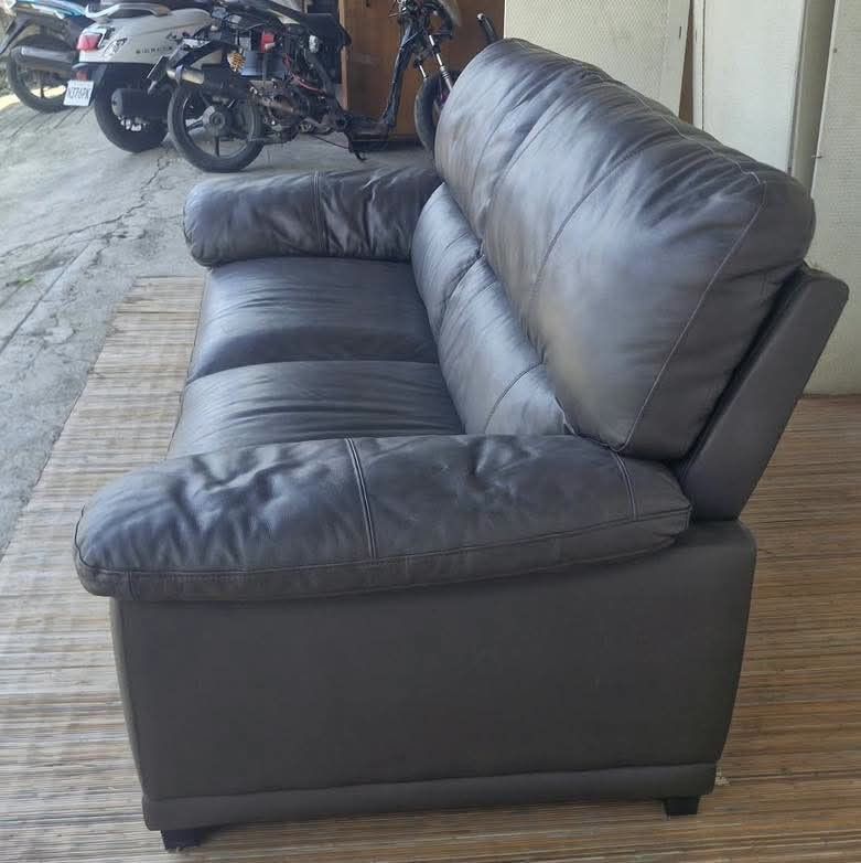 Sofa (Category: Sofas) located in Meycauayan. Submitted by marygracecasimiro (Listing ID 1466563793, Image 3). Description: Big & Bulky 3-Seater Leather Sofa L76 x W32 x H15/34 Price: 13,900🩷.