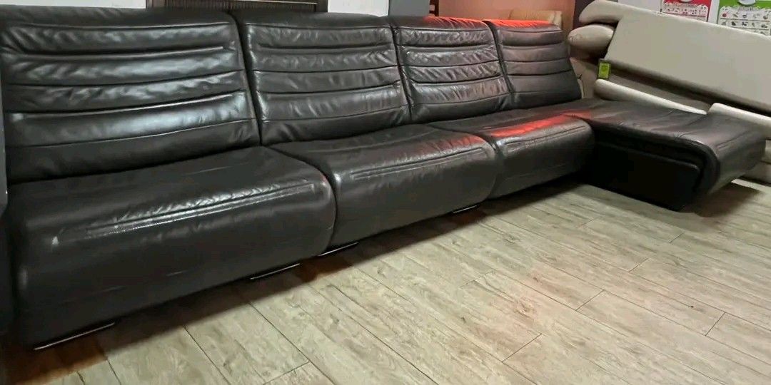 Sofa (Category: Sofas) located in Meycauayan. Submitted by marygracecasimiro (Listing ID 1466636596, Image 3). Description: Japan suprlus Lshape sofa Made in italy Left and right ang pinaka L nya No damage No butas No lubog Minor scratches not visible Free delivery and COD PHP35k♥️💜.
