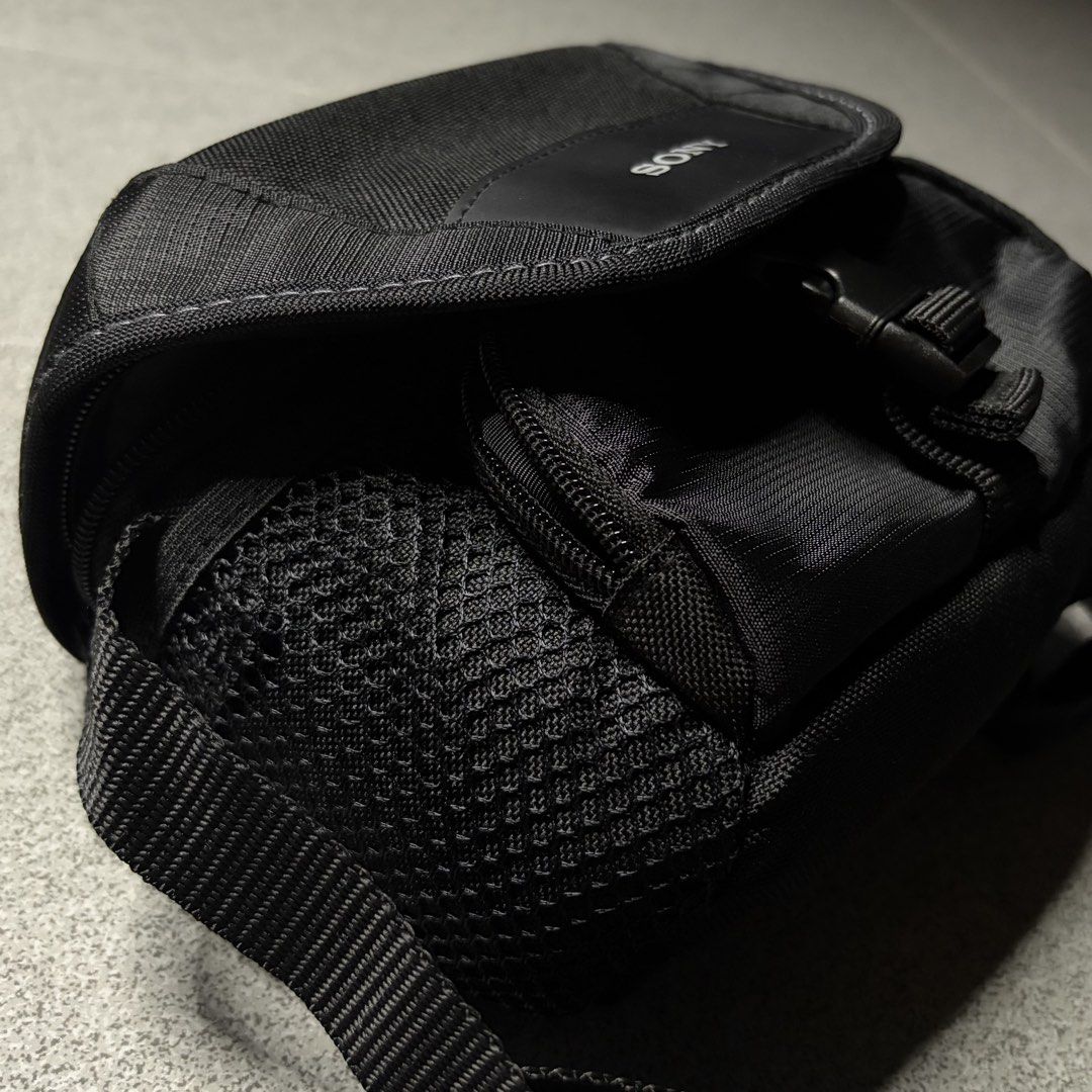 Sony LCS-U11 Soft Carrying Case (Category: Camera Bags & Carriers) located in Talisay. Submitted by re_sell01 (Listing ID 1466565865, Image 3). Description: Sony LCS-U11 Soft Carrying Case 97% Poliester 3% Poliuretano Like New Condition.