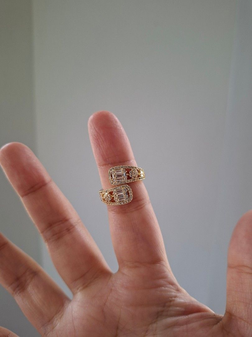 Sparkly Gold Wrap Around Zirconia Adjustable Ring (Category: Rings) located in Dasmarinas. Submitted by danabrie22 (Listing ID 1466655319, Image 1). Description: adjustable size 5 - 9 very well-made, excellent crafstmanship 10/10 condition brand new stainless steel & colored cubic zirconia stones made in Hongkong.