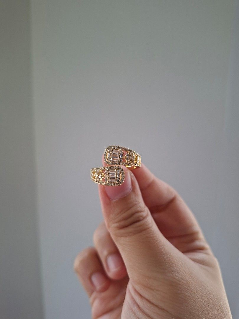 Sparkly Gold Wrap Around Zirconia Adjustable Ring (Category: Rings) located in Dasmarinas. Submitted by danabrie22 (Listing ID 1466655319, Image 2). Description: adjustable size 5 - 9 very well-made, excellent crafstmanship 10/10 condition brand new stainless steel & colored cubic zirconia stones made in Hongkong.