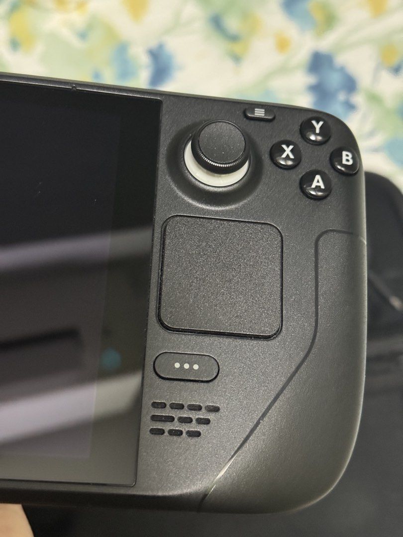 Steam Deck LCD 美版 1TB｜新淨｜連原裝配件｜電池100% （分類：其他）位於 Hong Kong。 由 nathan_lam 提交（商品編號 1466735300，圖片 3）。簡介： 美版 Steam Deck LCD，已升級至 1TB NVMe SSD。 * 機身新淨，冇乜點用，電池100% * 所有功能正常，運作良好 * 附充電器及原裝收納盒 * 可即場試機 東涌站交收，歡迎合理出價。。