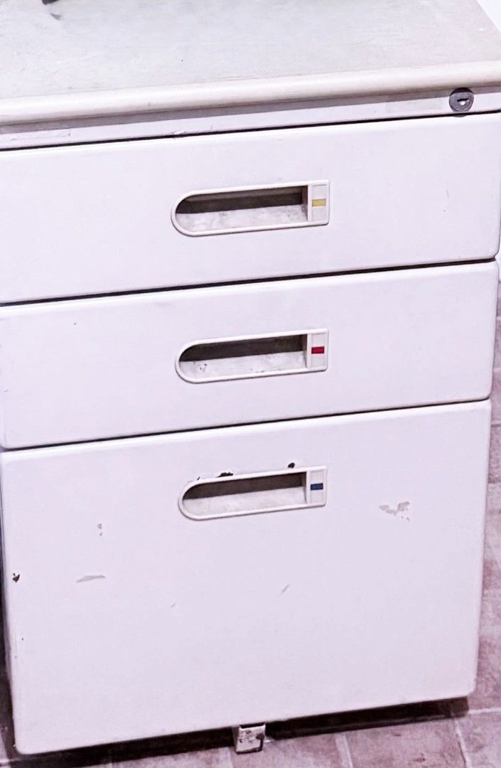 Steel cabinet (Category: Shelves, Cabinets & Racks) located in San Juan City. Submitted by shannen.martinez (Listing ID 1466718860, Image 1). Description: steel cabinet no more keys.