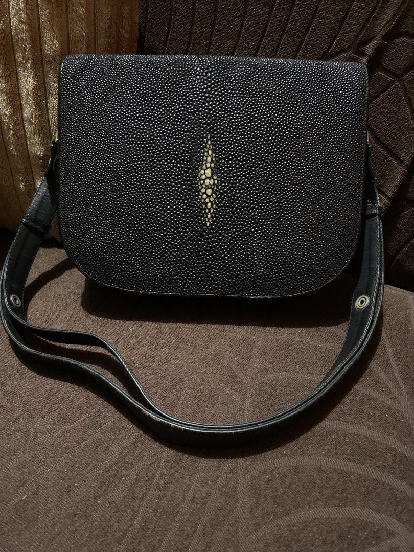 Stingray Bag (Category: Shoulder Bags) located in Quezon City. Submitted by jamie_87 (Listing ID 1466751051, Image 1). Description: Rank C-D (storage smell) Price is still negotiable (PM me now!) Pros: overall bag’s exterior and interior condition is still good Cons: storage smell, hardwares need polishing, small leather stoppers on strap need replacement Note: Out of curiosity kaya binili ko yung bag, totoo pala na maganda pala yung stingray bag