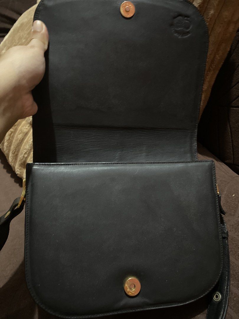 Stingray Bag (Category: Shoulder Bags) located in Quezon City. Submitted by jamie_87 (Listing ID 1466751051, Image 2). Description: Rank C-D (storage smell) Price is still negotiable (PM me now!) Pros: overall bag’s exterior and interior condition is still good Cons: storage smell, hardwares need polishing, small leather stoppers on strap need replacement Note: Out of curiosity kaya binili ko yung bag, totoo pala na maganda pala yung stingray bag