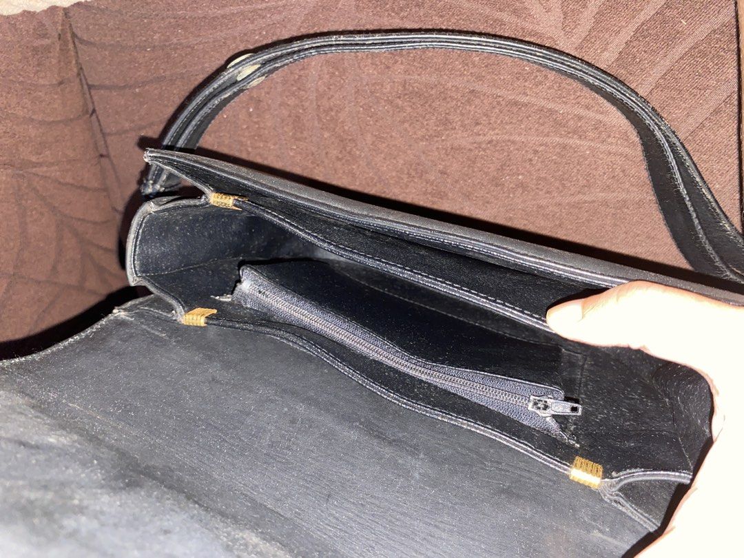 Stingray Bag (Category: Shoulder Bags) located in Quezon City. Submitted by jamie_87 (Listing ID 1466751051, Image 3). Description: Rank C-D (storage smell) Price is still negotiable (PM me now!) Pros: overall bag’s exterior and interior condition is still good Cons: storage smell, hardwares need polishing, small leather stoppers on strap need replacement Note: Out of curiosity kaya binili ko yung bag, totoo pala na maganda pala yung stingray bag