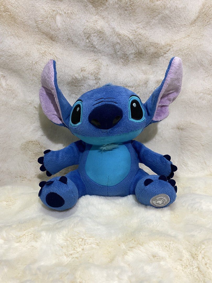 Stitch plush with Hongkong Disneyland patch (Category: Plushies & Soft Toys) located in Kalibo. Submitted by ollie_stuffshop (Listing ID 1466726119, Image 1). Description: 25cm x 25cm Before you send your inquiries: ❗️Last Price is already posted ❗️Manage your expectations, WYSIWYG ❗️May need washing ❗️Dropoff is every Wednesday & Sunday.