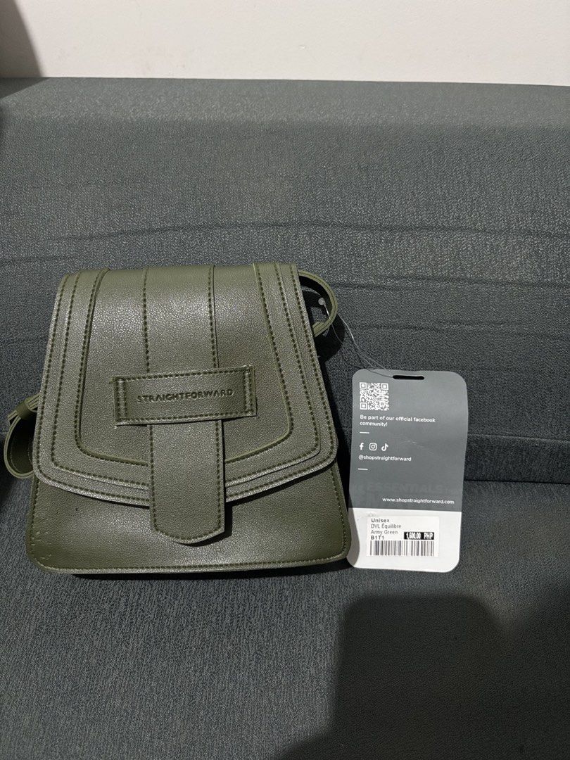 Straightforward | DVL Equilibre Army Green (Category: Sling Bags) located in Makati City. Submitted by justinejay (Listing ID 1466707457, Image 1). Description: Brand: Straightforward DVL Equilibre Original Price: ₱1,500 Color: Army Green Condition: Brand new with original tag attached Design: Unisex, compact size for everyday essentials Features: Durable structured build, secure flap closure, and adjustable strap.