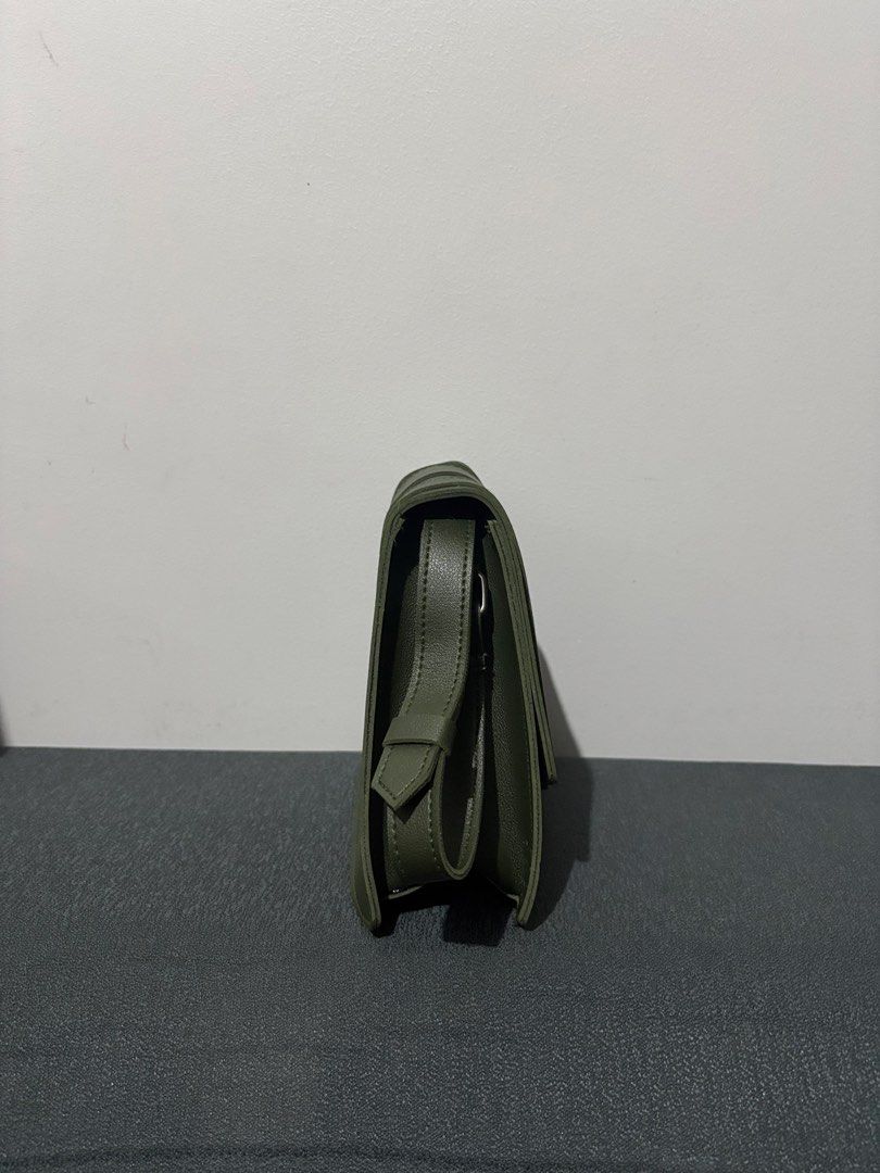 Straightforward | DVL Equilibre Army Green (Category: Sling Bags) located in Makati City. Submitted by justinejay (Listing ID 1466707457, Image 3). Description: Brand: Straightforward DVL Equilibre Original Price: ₱1,500 Color: Army Green Condition: Brand new with original tag attached Design: Unisex, compact size for everyday essentials Features: Durable structured build, secure flap closure, and adjustable strap.