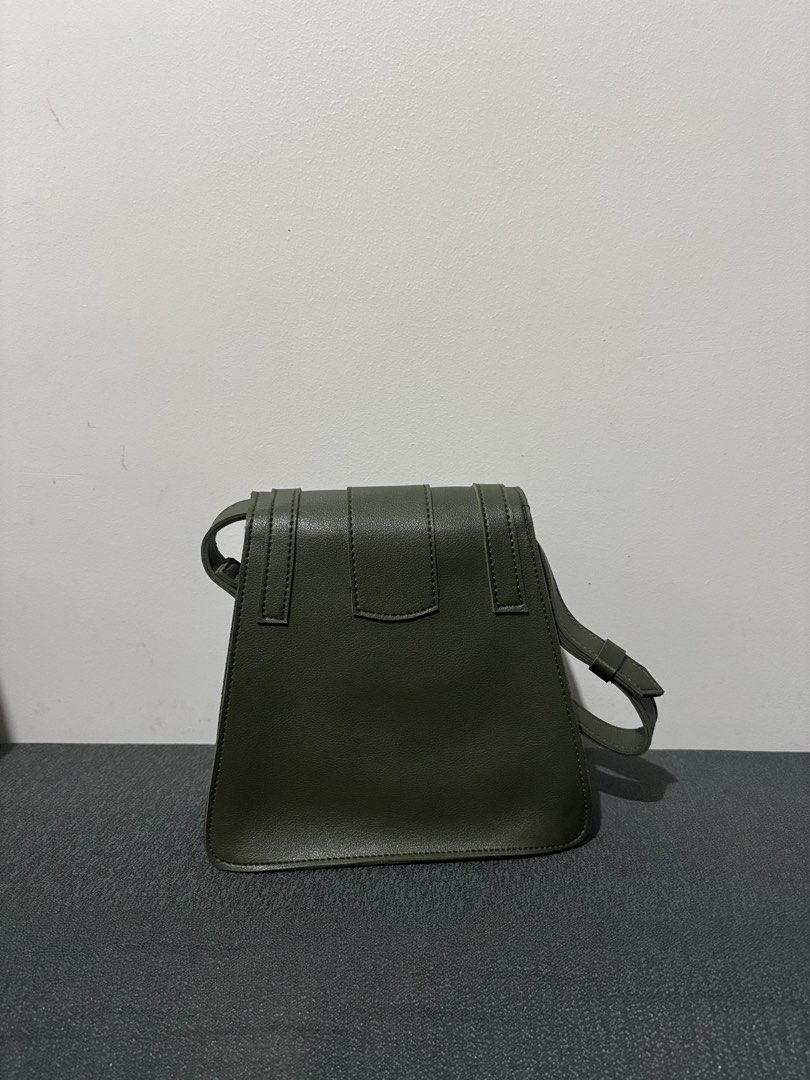 Straightforward | DVL Equilibre Army Green (Category: Sling Bags) located in Makati City. Submitted by justinejay (Listing ID 1466707457, Image 2). Description: Brand: Straightforward DVL Equilibre Original Price: ₱1,500 Color: Army Green Condition: Brand new with original tag attached Design: Unisex, compact size for everyday essentials Features: Durable structured build, secure flap closure, and adjustable strap.