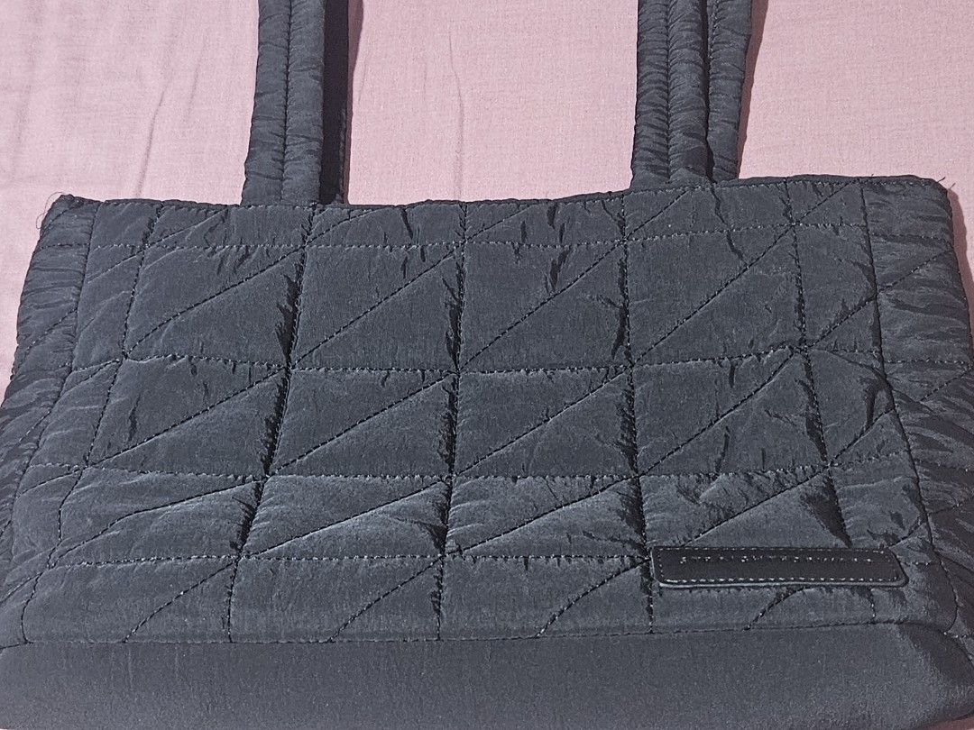 Straightforward Black Quilted Tote Bag (Category: Tote Bags) located in Manila. Submitted by snugglebug04 (Listing ID 1466648406, Image 2). Description: - Brand: Straightforward - Color: Classic Black - Design: Puffer style with structured grid stitching - Straps: Dual shoulder straps for comfortable carrying - Details: Front patch label with debossed brand logo - Storage: Deep main compartment, perfect for daily essentials, books, or a tablet - 