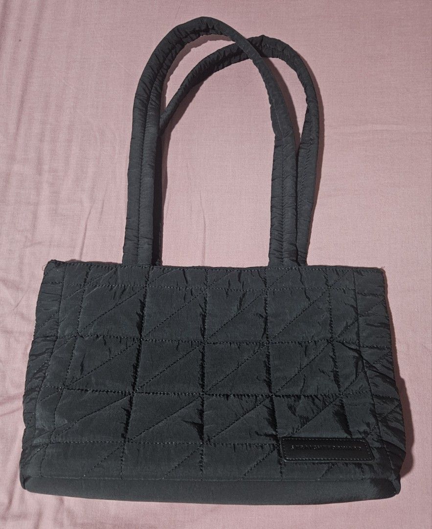 Straightforward Black Quilted Tote Bag (Category: Tote Bags) located in Manila. Submitted by snugglebug04 (Listing ID 1466648406, Image 1). Description: - Brand: Straightforward - Color: Classic Black - Design: Puffer style with structured grid stitching - Straps: Dual shoulder straps for comfortable carrying - Details: Front patch label with debossed brand logo - Storage: Deep main compartment, perfect for daily essentials, books, or a tablet - 