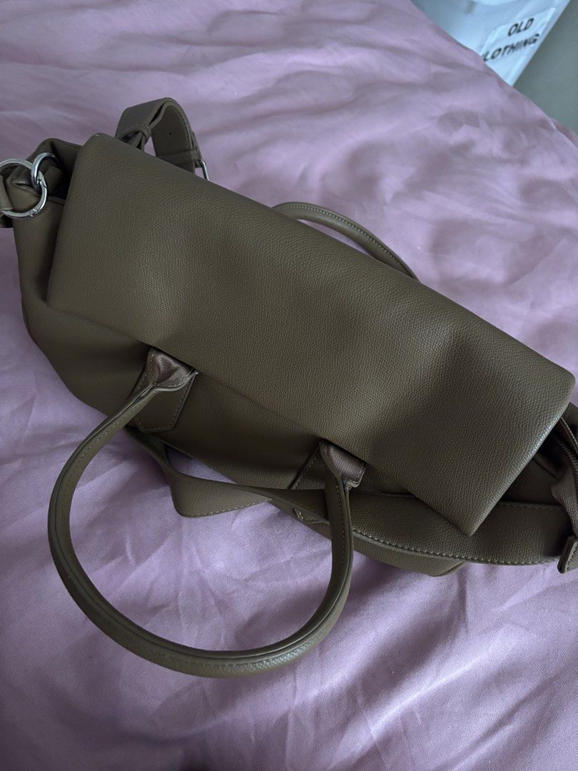 Straightforward DVL DAMI (Category: Purses & Pouches) located in Manila. Submitted by declutterwithbeyuh (Listing ID 1466605244, Image 2). Description: with strap .