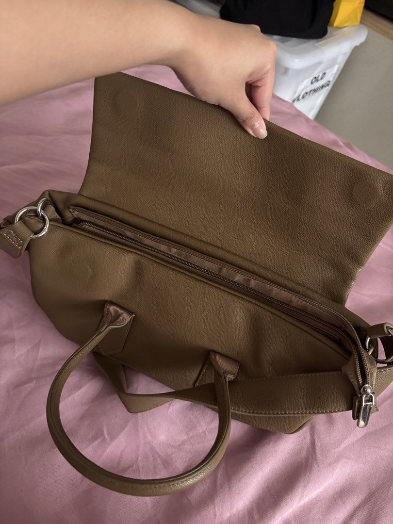 Straightforward DVL DAMI (Category: Purses & Pouches) located in Manila. Submitted by declutterwithbeyuh (Listing ID 1466605244, Image 3). Description: with strap .