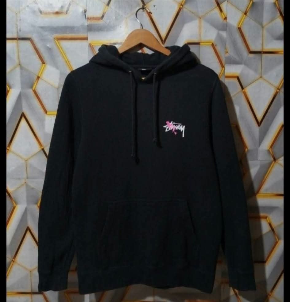 STUSSY STOCK PAINT PULLOVER HOODIE (Category: Hoodies) located in Veruela. Submitted by ivytalibo62410 (Listing ID 1466679187, Image 1). Description: STUSSY STOCK PAINT PULLOVER HOODIE Small on tag, Can fit din po sa medium 20.x 27 Excellent condition 9.3/ 10 cr No issue 1250 + Shipping fee 🚘 LOC. AGUSAN DEL SUR.