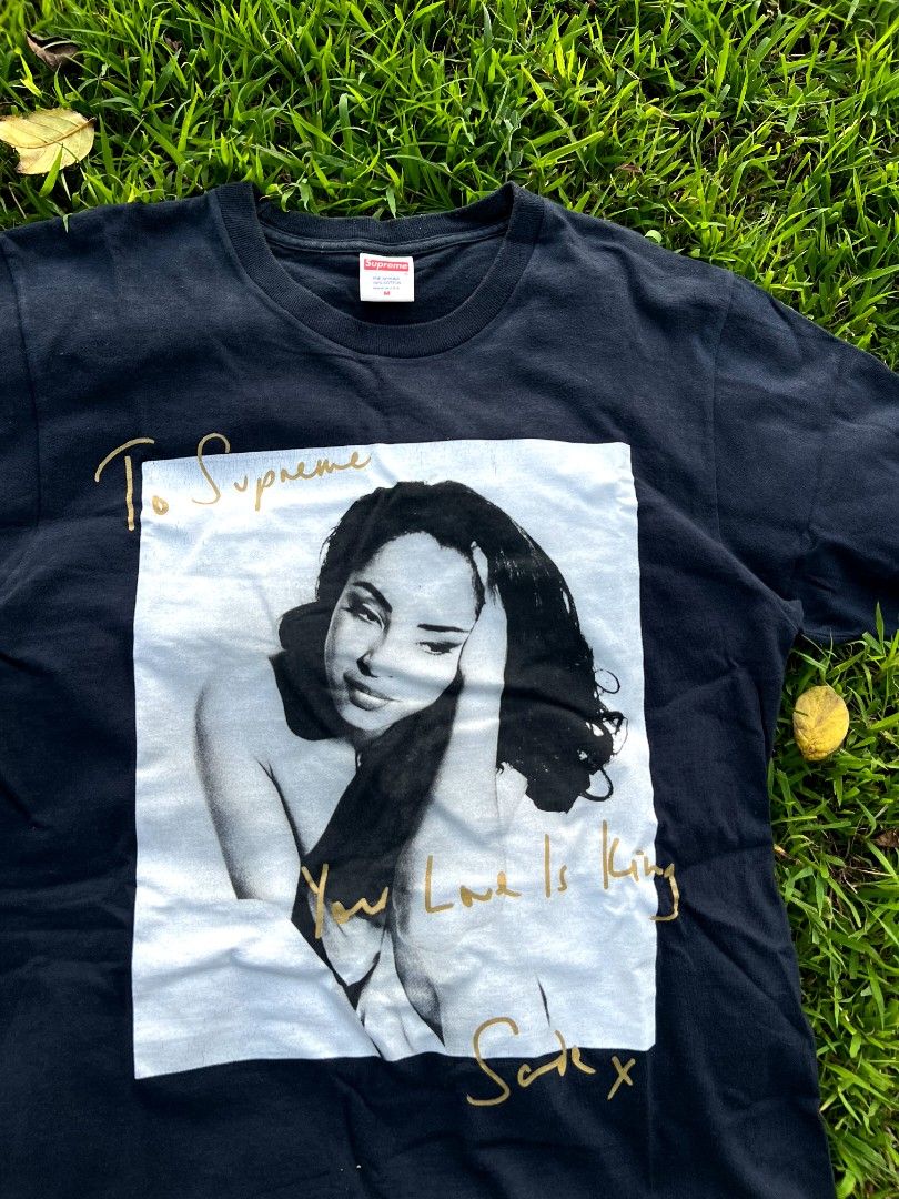 Supreme x Sade (Category: Activewear) located in General Mariano Alvarez. Submitted by trifcloset (Listing ID 1466665724, Image 2). Description: Supreme x Sade Size Medium Navy Blue 9/10 Condition flaws : Minimal Fading and Cracks.