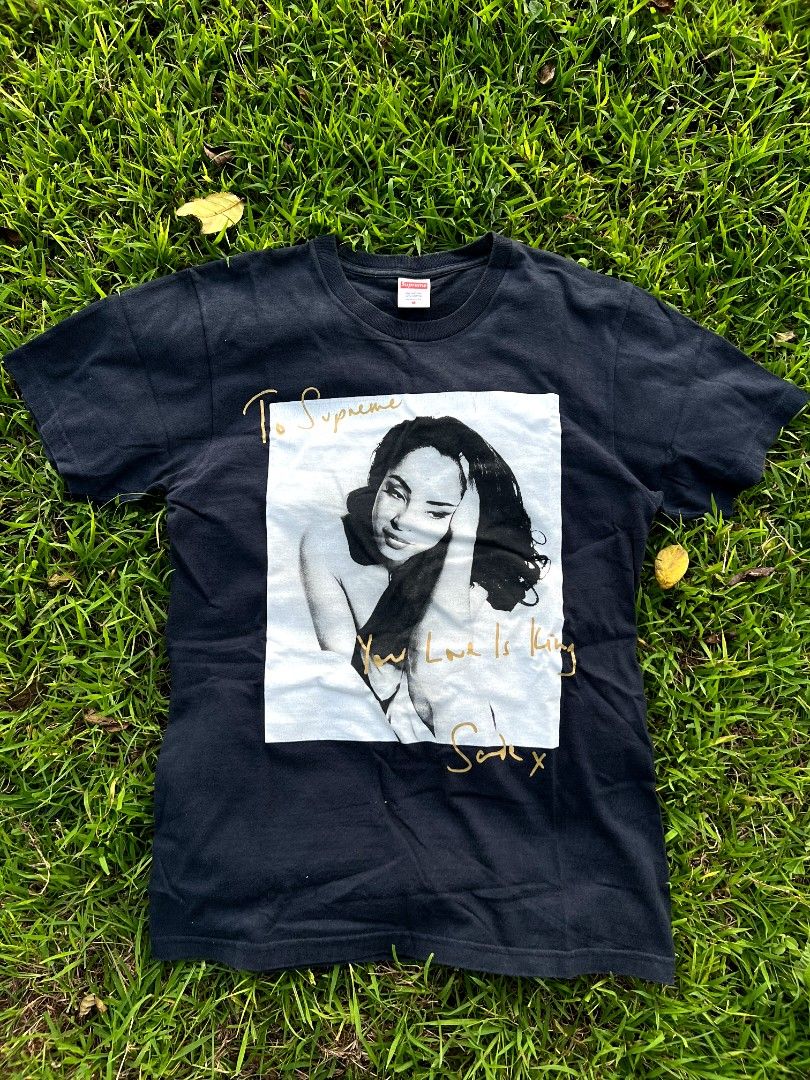 Supreme x Sade (Category: Activewear) located in General Mariano Alvarez. Submitted by trifcloset (Listing ID 1466665724, Image 1). Description: Supreme x Sade Size Medium Navy Blue 9/10 Condition flaws : Minimal Fading and Cracks.