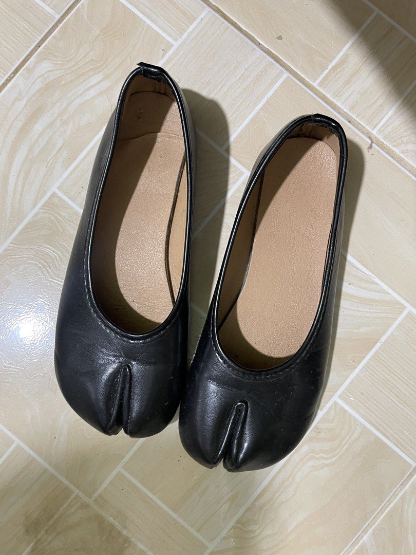 Tabi shoes (Category: Flats & Sandals) located in Mariveles. Submitted by itskaths98 (Listing ID 1466647273, Image 2). Description: Freebie for whoever buys my one of my listed item! 22.5cm.