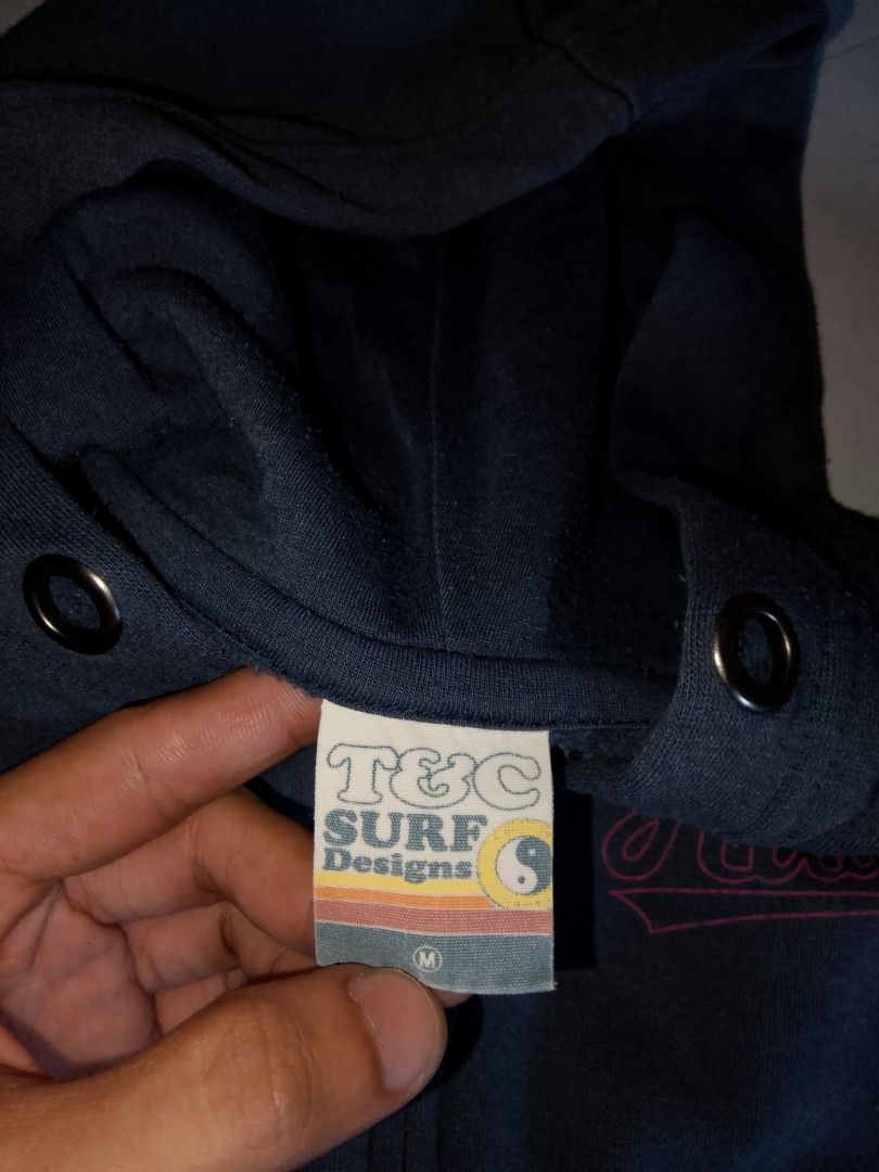 T&C SURF DESIGN HAWAII (Category: Coats, Jackets and Outerwear) located in Cavite. Submitted by biibz4thrift (Listing ID 1466658753, Image 2). Description: Excellent Condition 💯 Medium 📏 No issue 💯.