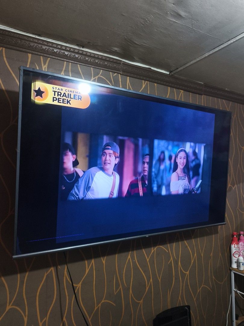 TCL smart tv 65 inches with issue (Category: TV) located in Caloocan City. Submitted by yujiro21 (Listing ID 1466719470, Image 2). Description: tv smart TCL 65 inches issue may line at Minsan nag double frame Minsan Wala 6k only with stand with box pick up or lalamove dispose hnd na ginagamit masyado.