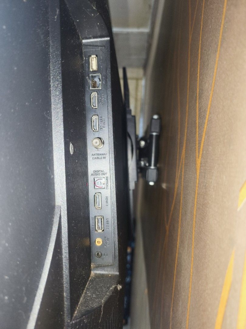 TCL smart tv 65 inches with issue (Category: TV) located in Caloocan City. Submitted by yujiro21 (Listing ID 1466719470, Image 3). Description: tv smart TCL 65 inches issue may line at Minsan nag double frame Minsan Wala 6k only with stand with box pick up or lalamove dispose hnd na ginagamit masyado.