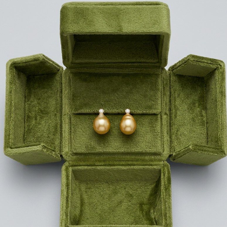Teardrop shape South Sea pearl earring (Category: Earrings) located in Lipa City. Submitted by avenueusco_ph (Listing ID 1466699483, Image 2). Description: Authentic South sea pearl in teardrop shape. ✨💧 Golden color ✨ 12.5 mm pearl size S925 setting Elegant look ✨✨.