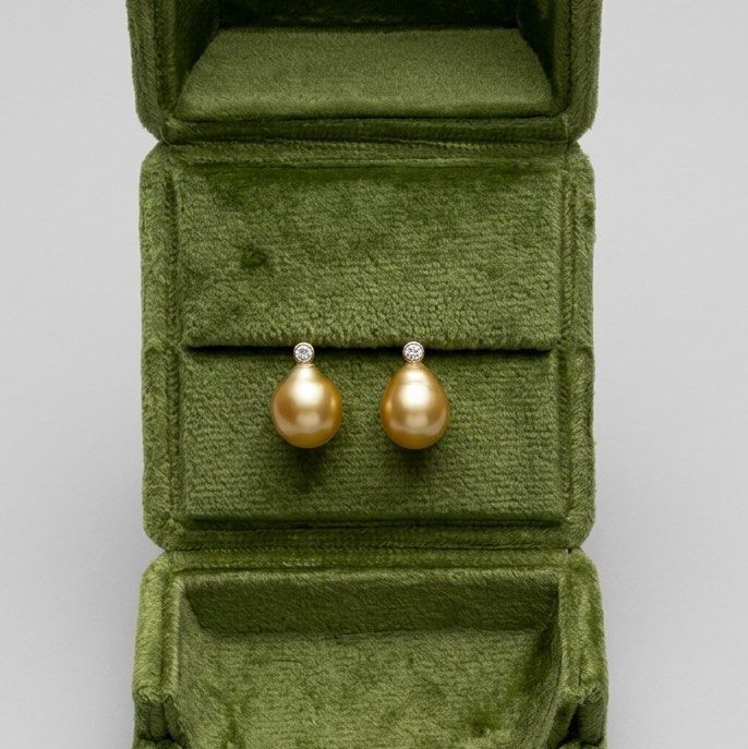 Teardrop shape South Sea pearl earring (Category: Earrings) located in Lipa City. Submitted by avenueusco_ph (Listing ID 1466699483, Image 1). Description: Authentic South sea pearl in teardrop shape. ✨💧 Golden color ✨ 12.5 mm pearl size S925 setting Elegant look ✨✨.