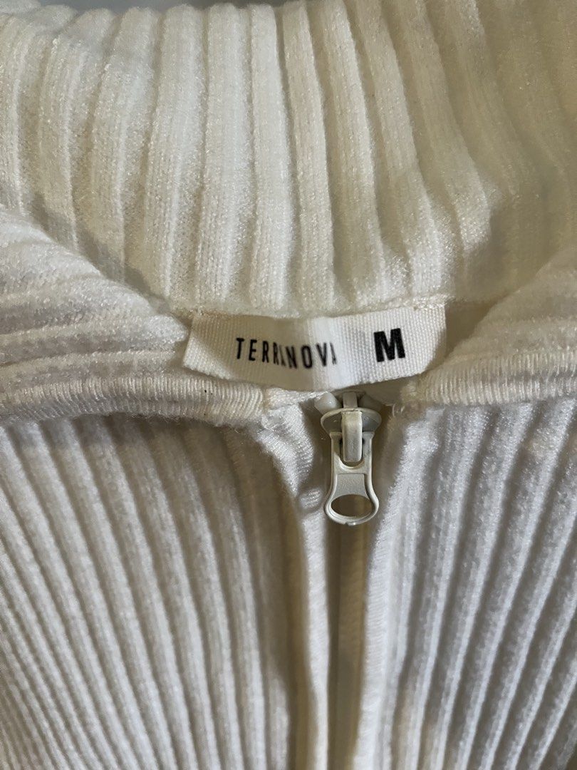 Terranova White Ribbed Off-the-Shoulder Zip Top (Category: Sleeveless) located in Calamba. Submitted by feefifofum.444 (Listing ID 1466612231, Image 2). Description: Brand: Terranova Size: Medium Color: White Material: Soft ribbed knit with great stretch Design: Foldover collar with full front zipper, long sleeves, cropped fit Used once .