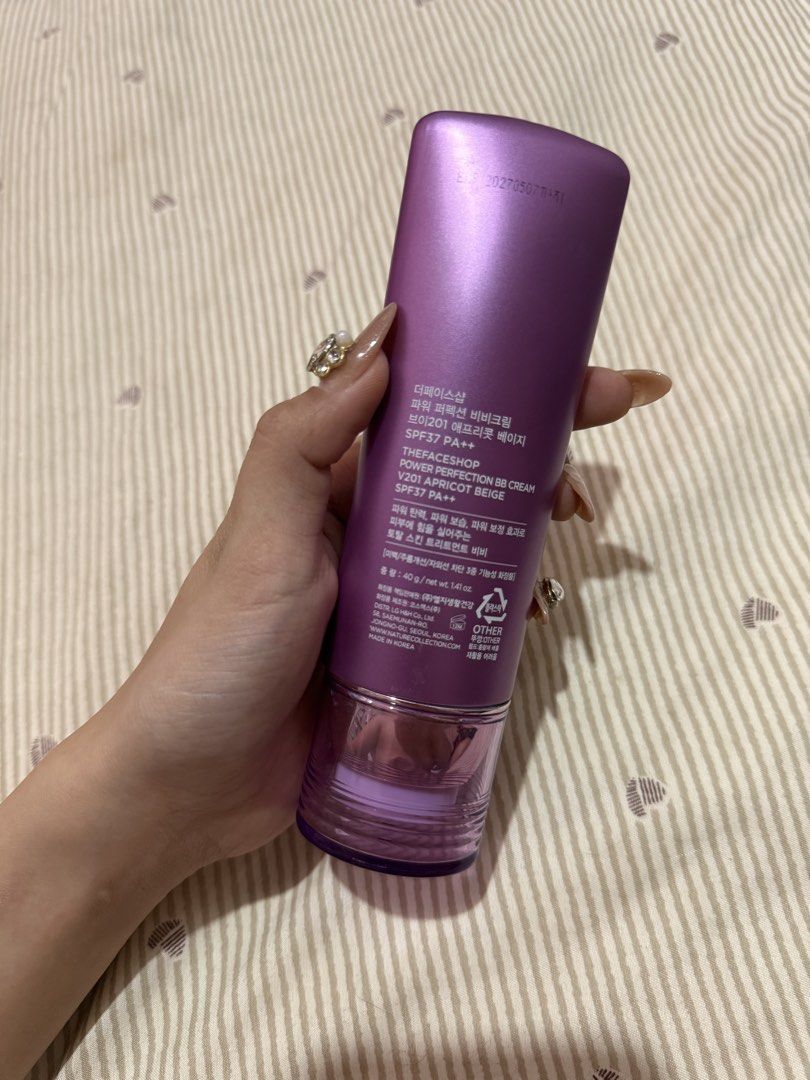 The face shop bb cream (Category: Makeup) located in Taguig. Submitted by chen.preloveddd (Listing ID 1466769294, Image 2). Description: - 70% pa laman since ilang beses ko lang nagamit - Expiry is 2027 pa, bought in The face shop glorietta 📍Taguig south signal village.