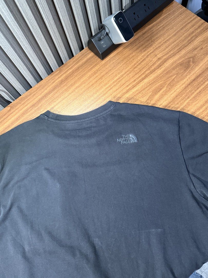 The North Face (Category: Activewear) located in Bulacan. Submitted by jomar_0705 (Listing ID 1466575289, Image 3). Description: The North Face Medium W22.5 L27 Excellent No issue CR : 9/10 Dahil lang sa ilaw kaya parang fade.
