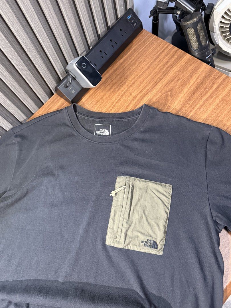 The North Face (Category: Activewear) located in Bulacan. Submitted by jomar_0705 (Listing ID 1466575289, Image 2). Description: The North Face Medium W22.5 L27 Excellent No issue CR : 9/10 Dahil lang sa ilaw kaya parang fade.