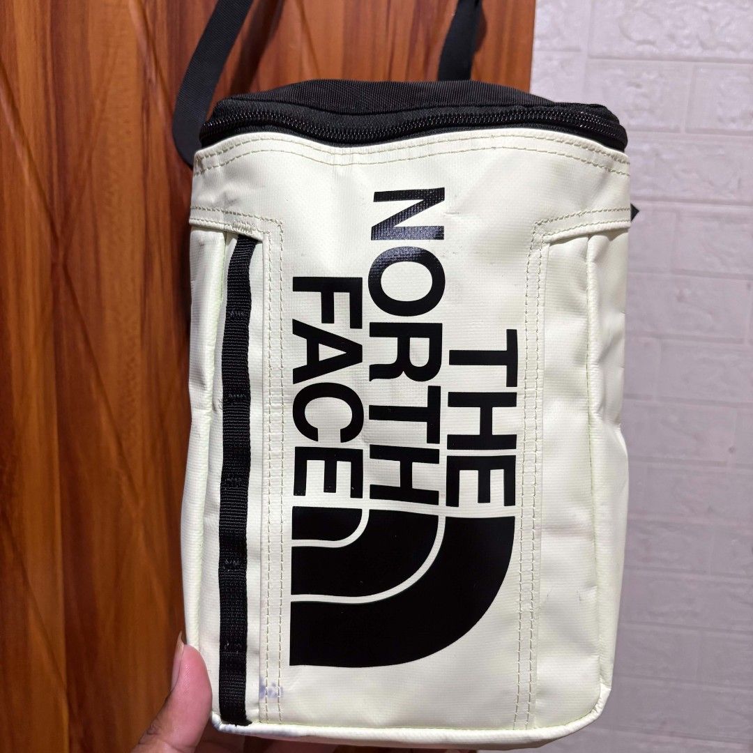 The north face sling bag (Category: Sling Bags) located in Alburquerque. Submitted by abj_thriftshop (Listing ID 1466773256, Image 2). Description: may color transfer sa gilid loob mabago ykk zip.