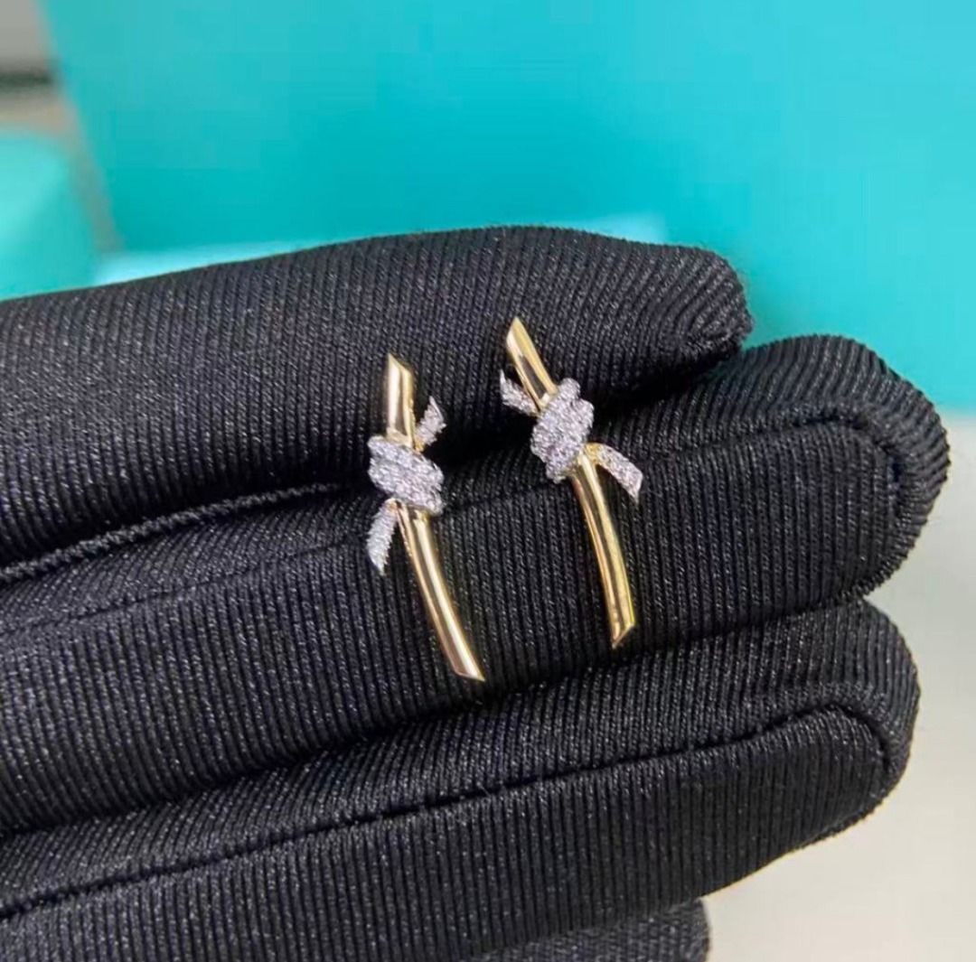 tiffany knott necklace/ earrings (Category: Necklaces) located in Quezon City. Submitted by japanandsingaporeluxepreloved (Listing ID 1466771746, Image 3). Description: .