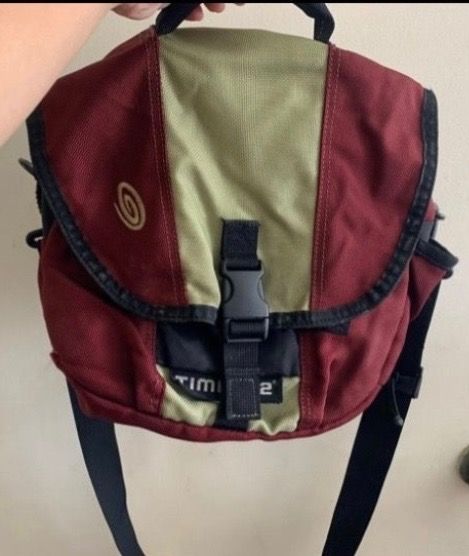 Timbuk2 Slingbag Mens (Category: Sling Bags) located in Valenzuela. Submitted by clickandshoppreloved (Listing ID 1459920082, Image 1). Description: Timbuk2 Slingbag Mens Original, Onhand (DIM : 13L x 10.5H) The bag's compartment has no damage and the other parts are in good condition. Issue - (May tahi na yung gilid, but looks good nman di halata, pls see pics nalang).