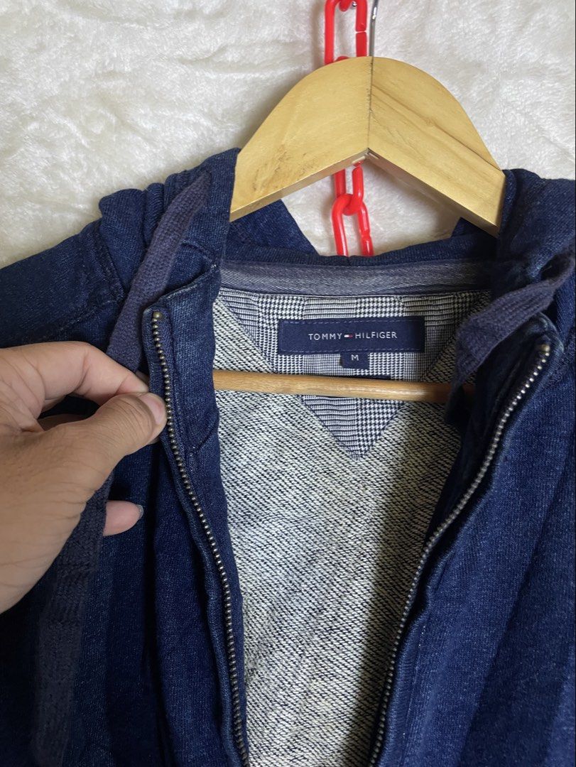 Tommy hilfiger (Category: Coats, Jackets and Outerwear) located in Molave. Submitted by ikong_thrift07 (Listing ID 1466573447, Image 3). Description: Medium to Large.