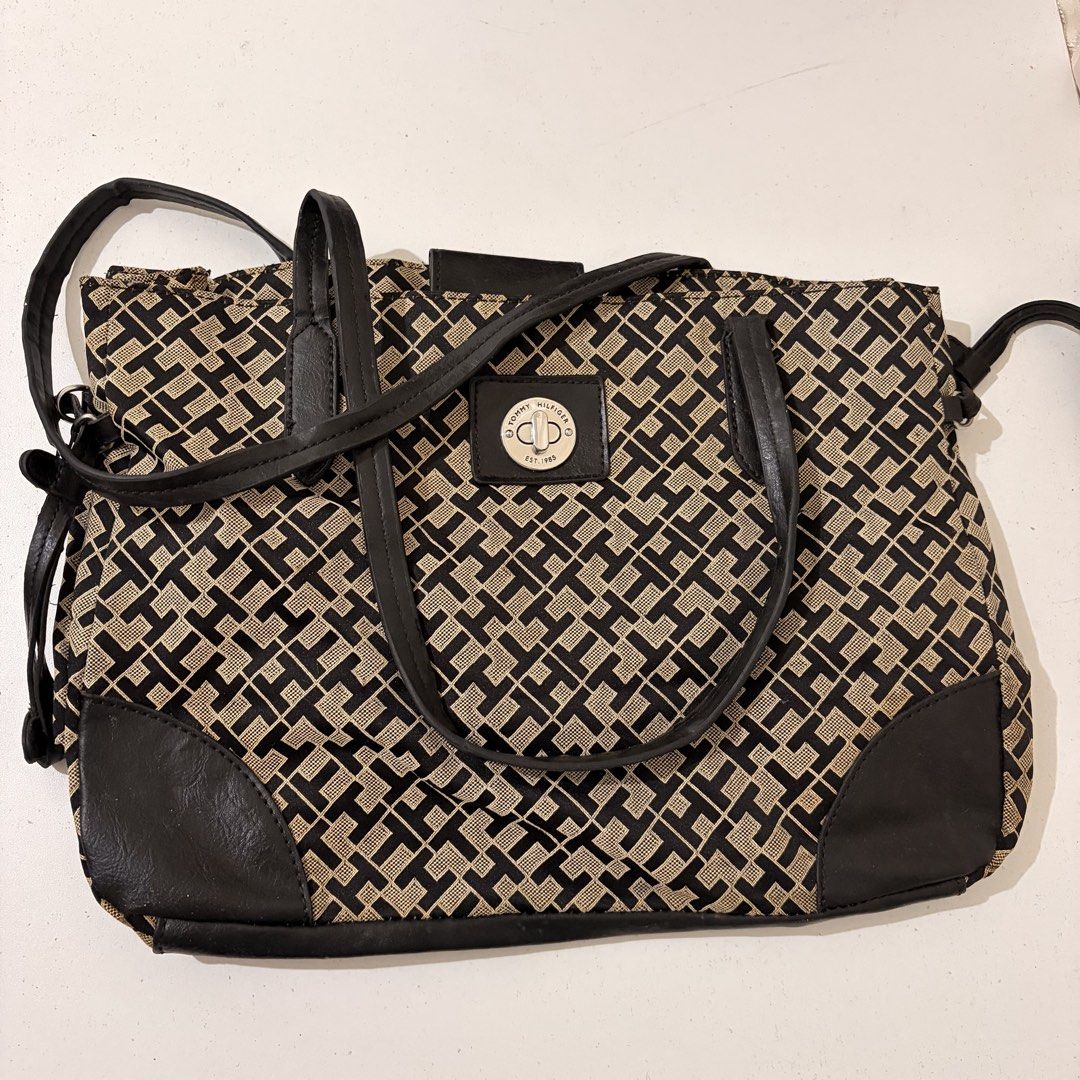 Tommy Hilfiger Bag (Category: Shoulder Bags) located in Lucena. Submitted by minimal_decluttering (Listing ID 1466617956, Image 1). Description: Actual photo posted Issue yung sa hawakan nya parang may tuklap na .