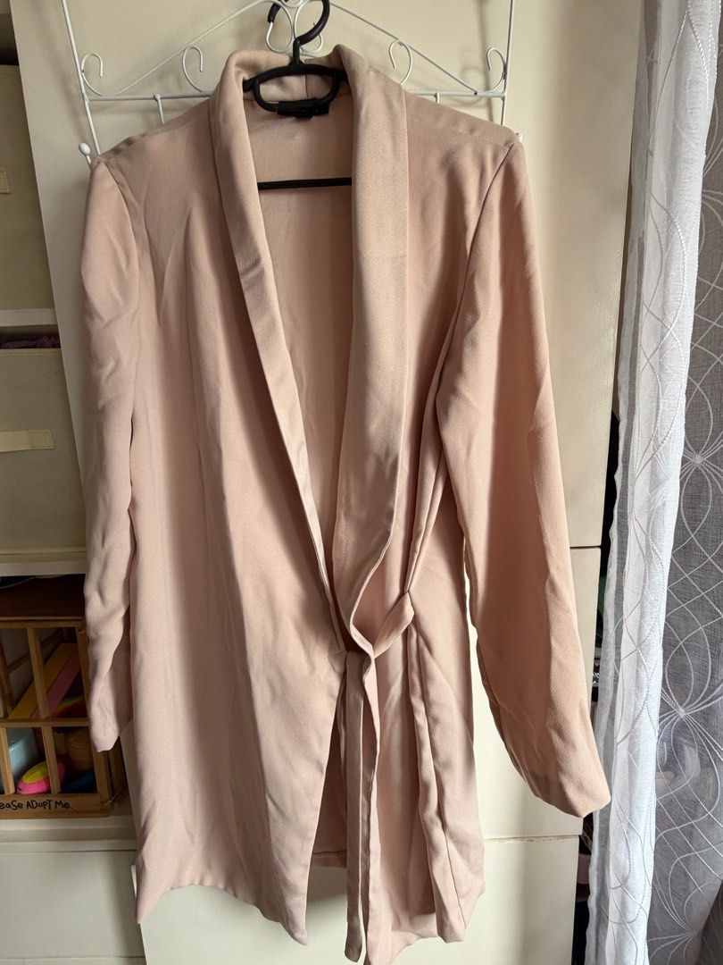 Topshop Pale Pink Blazer Jacket Size UK 6 (Category: Coats, Jackets and Outerwear) located in Quezon City. Submitted by bubspreloved (Listing ID 1466701092, Image 1). Description: - Brand: Topshop - Color: Pale Pink - Size: EUR 34 / US 2 / UK 6 - Design: Open front style with a self-tie waist belt and long sleeves - Fabric: Lightweight, great for layering - Occasion: Perfect for work or going out.