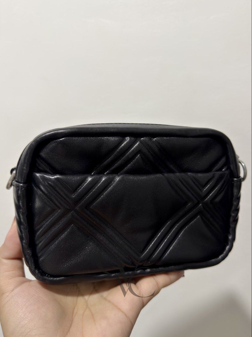 Tory Burch Perry Bombé Puffy Mini Bag (Category: Luxury Bags & Wallets) located in Antipolo. Submitted by beautyfindsforless (Listing ID 1466593276, Image 3). Description: Item: Tory Burch Perry Bombé Puffy Mini Bag Condition: Used, well maintained Year bought: 2021 Remarks: - My bags are in good condition and cleaned & conditioned on a monthly basis. - With small rub in the lower right corner. - No foul smell or storage odor. - Comes with sling 
