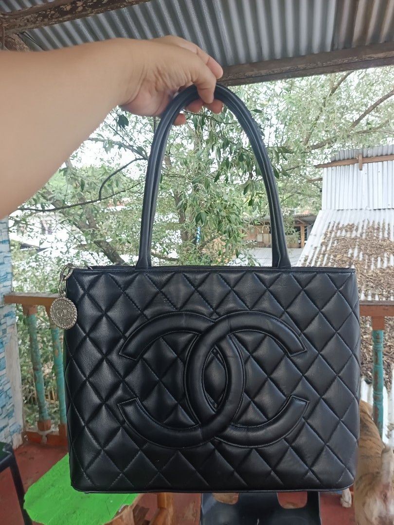 tote bag (Category: Tote Bags) located in Ozamiz City. Submitted by kapesteba112457 (Listing ID 1466605940, Image 1). Description: check maigi photos . may mga rubs sa corner . for personal used maganda pa .as in super .di naman kita masyado ang labas pipe kasi black din...