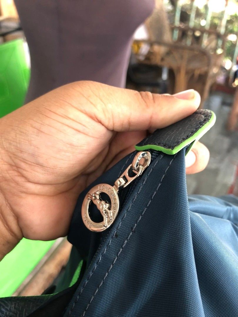 tote bag semi medium (Category: Tote Bags) located in Ozamiz City. Submitted by kapesteba112457 (Listing ID 1466606329, Image 2). Description: no bubbles naman.. mganda pa no.rubs sa corner.. flawless pa so far.