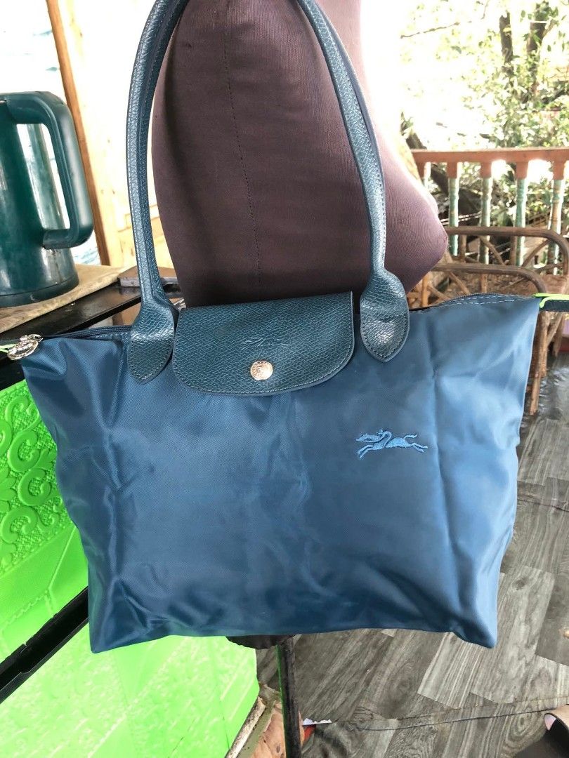 tote bag semi medium (Category: Tote Bags) located in Ozamiz City. Submitted by kapesteba112457 (Listing ID 1466606329, Image 1). Description: no bubbles naman.. mganda pa no.rubs sa corner.. flawless pa so far.