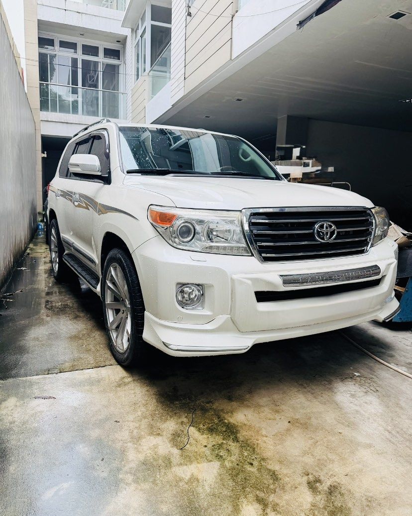 Toyota Land Cruiser LC209 Auto (Category: Used Cars) located in Manila. Submitted by sw3888 (Listing ID 1466644977, Image 3). Description: 2016s Toyota Land Cruiser LC200 Dubai version Top of the line variant 4.5L 6speed automatic transmission V8 turbo diesel engine 1st owner Complete tools set never been use as well Fresh Genuine beige leather interior Fresh in and out All original paint No history of accident Upgraded 22’s wheels set with tick 